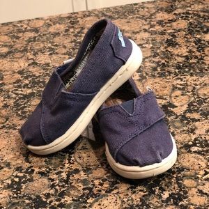 Navy Toms sz 5